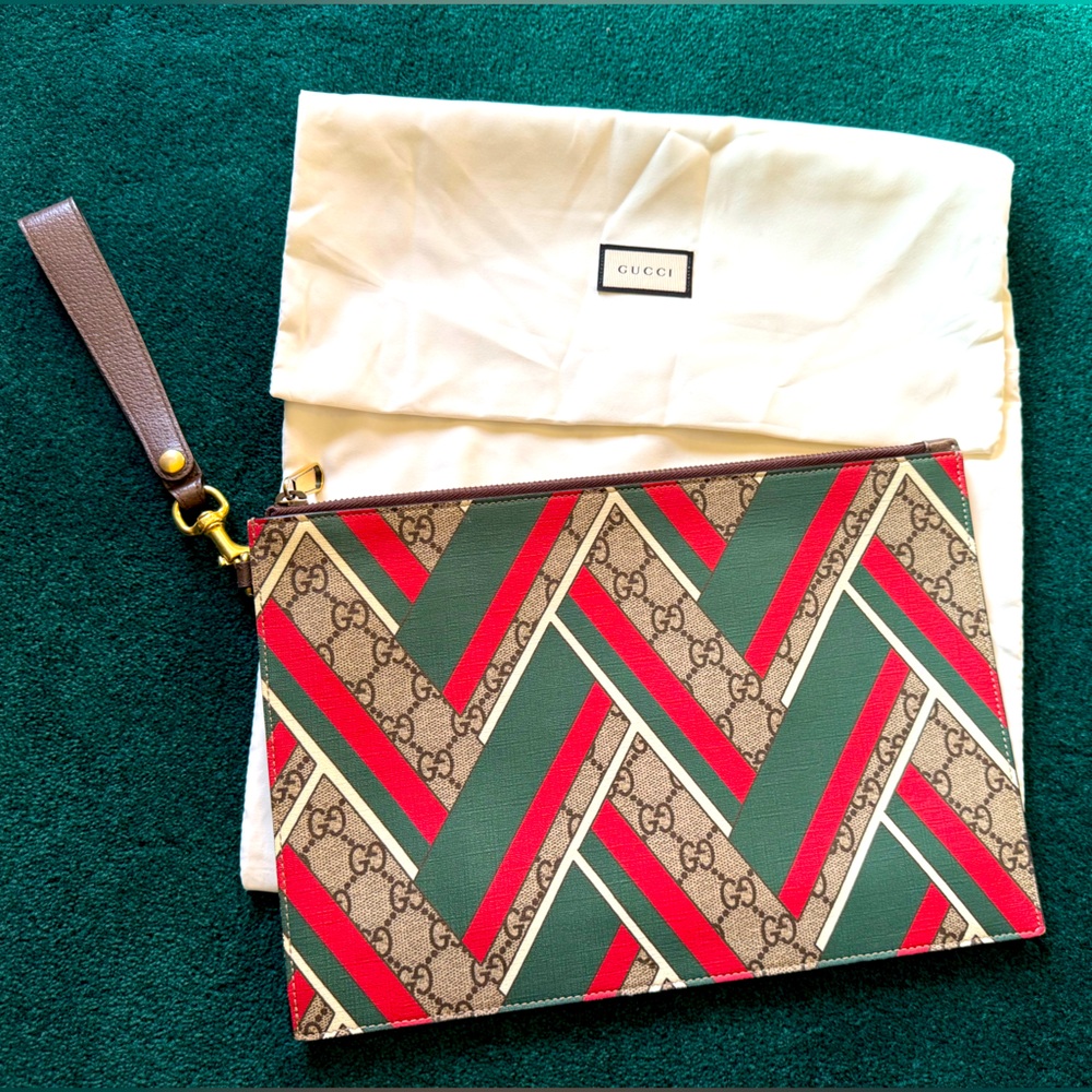 🎄 Gucci GG Supreme Chevron Clutch UNISEX